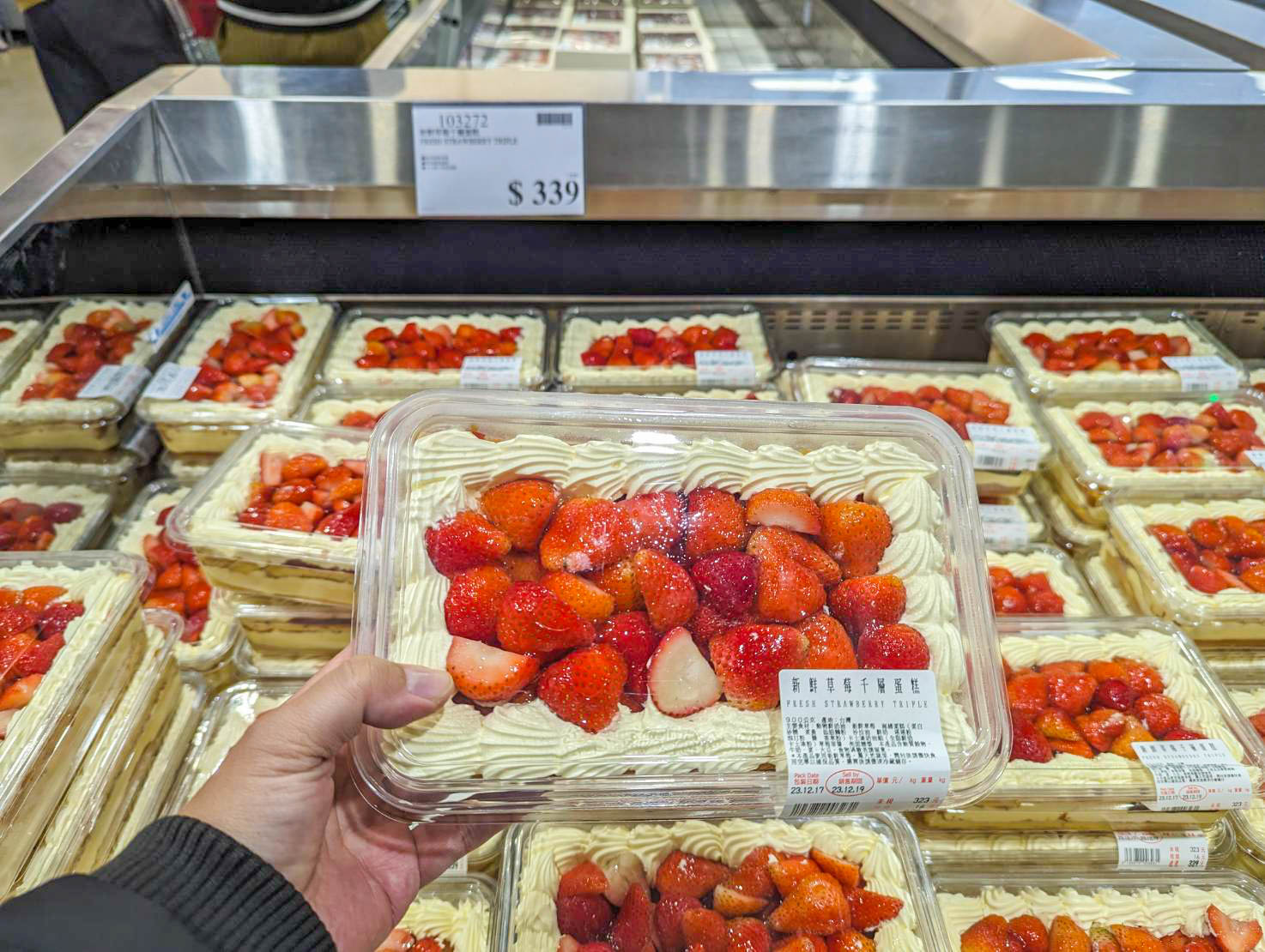 【好市多必買美食】草莓千層蛋糕｜覆蓋滿滿草莓，一盒才339元，CP值很高的草莓蛋糕！ @來飽寶家ba