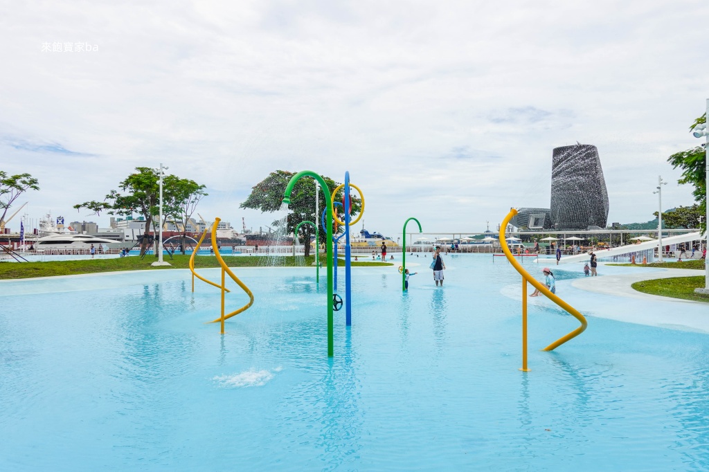 高雄前鎮【星光水岸公園】高雄免費親水公園，噴泉隧道、半球形發光噴泉、灑水溜滑梯 @來飽寶家ba