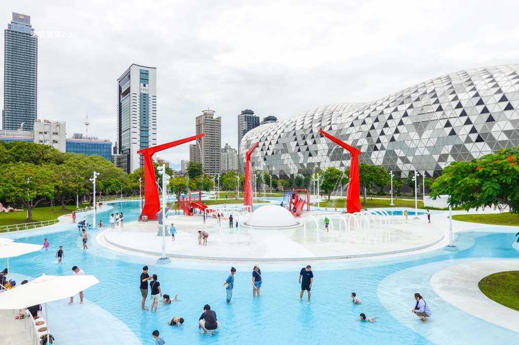 高雄前鎮【星光水岸公園】高雄免費親水公園，噴泉隧道、半球形發光噴泉、灑水溜滑梯 @來飽寶家ba