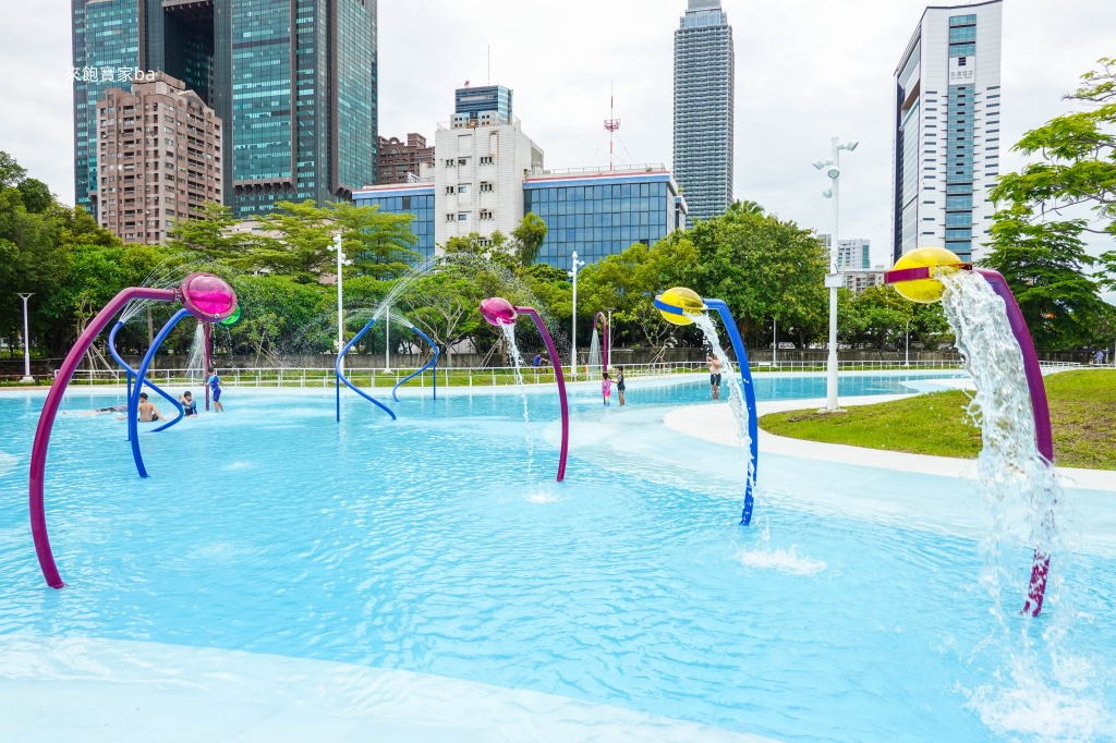 高雄前鎮【星光水岸公園】高雄免費親水公園，噴泉隧道、半球形發光噴泉、灑水溜滑梯 @來飽寶家ba