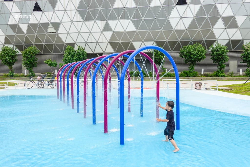 高雄前鎮【星光水岸公園】高雄免費親水公園，噴泉隧道、半球形發光噴泉、灑水溜滑梯 @來飽寶家ba