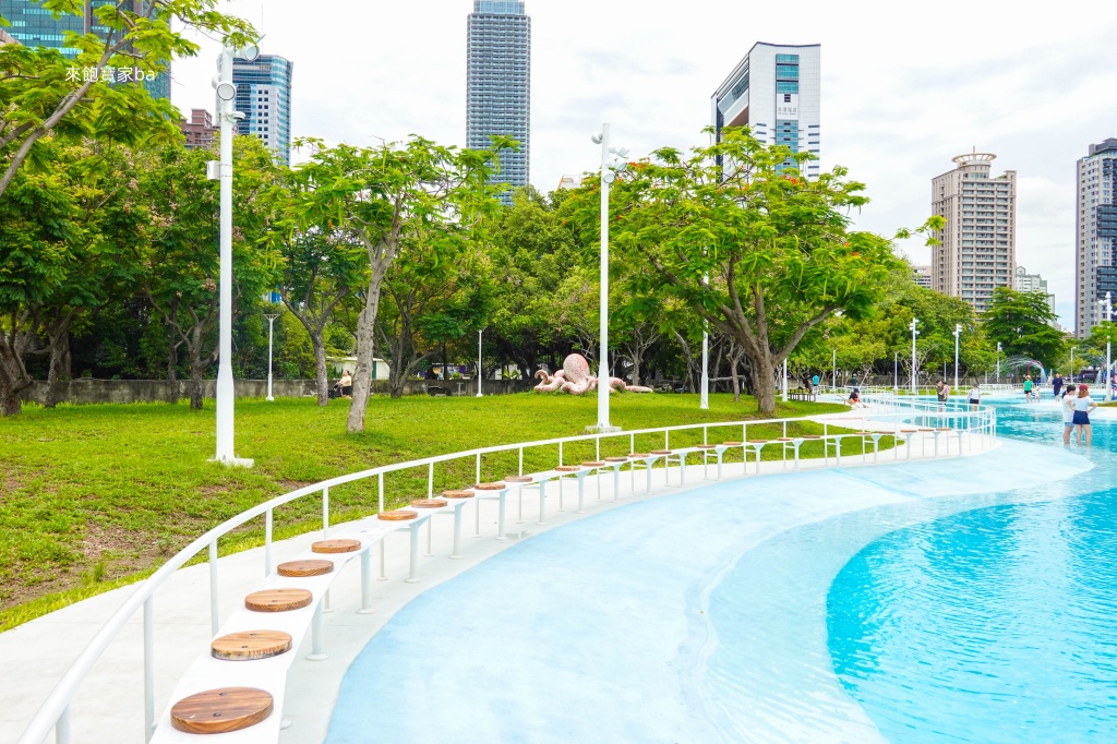 高雄前鎮【星光水岸公園】高雄免費親水公園，噴泉隧道、半球形發光噴泉、灑水溜滑梯 @來飽寶家ba