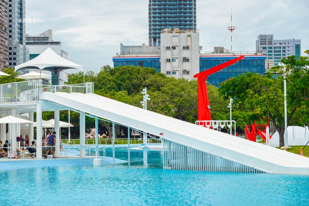 高雄前鎮【星光水岸公園】高雄免費親水公園，噴泉隧道、半球形發光噴泉、灑水溜滑梯 @來飽寶家ba