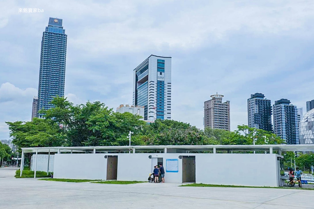 高雄前鎮【星光水岸公園】高雄免費親水公園，噴泉隧道、半球形發光噴泉、灑水溜滑梯 @來飽寶家ba