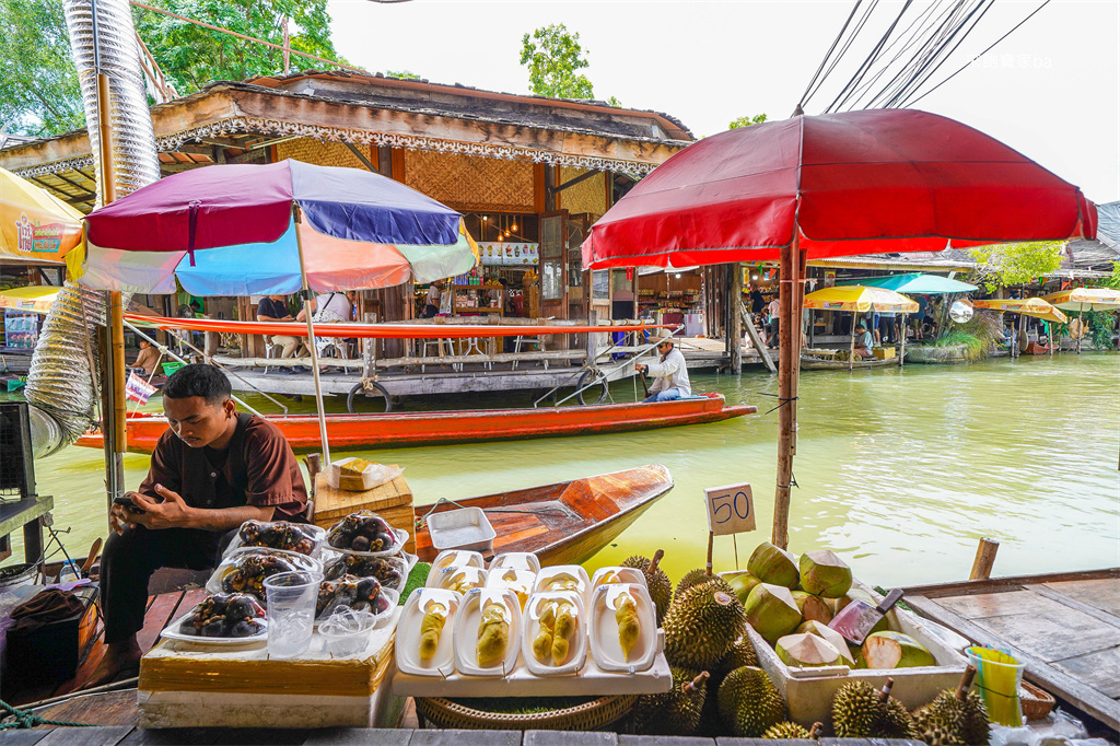 【泰國芭達雅】芭達雅四方水上市場 Pattaya Floating Market｜搭乘手搖舢舨船穿梭水上攤販，傳統泰式小吃、服飾、紀念品 @來飽寶家ba