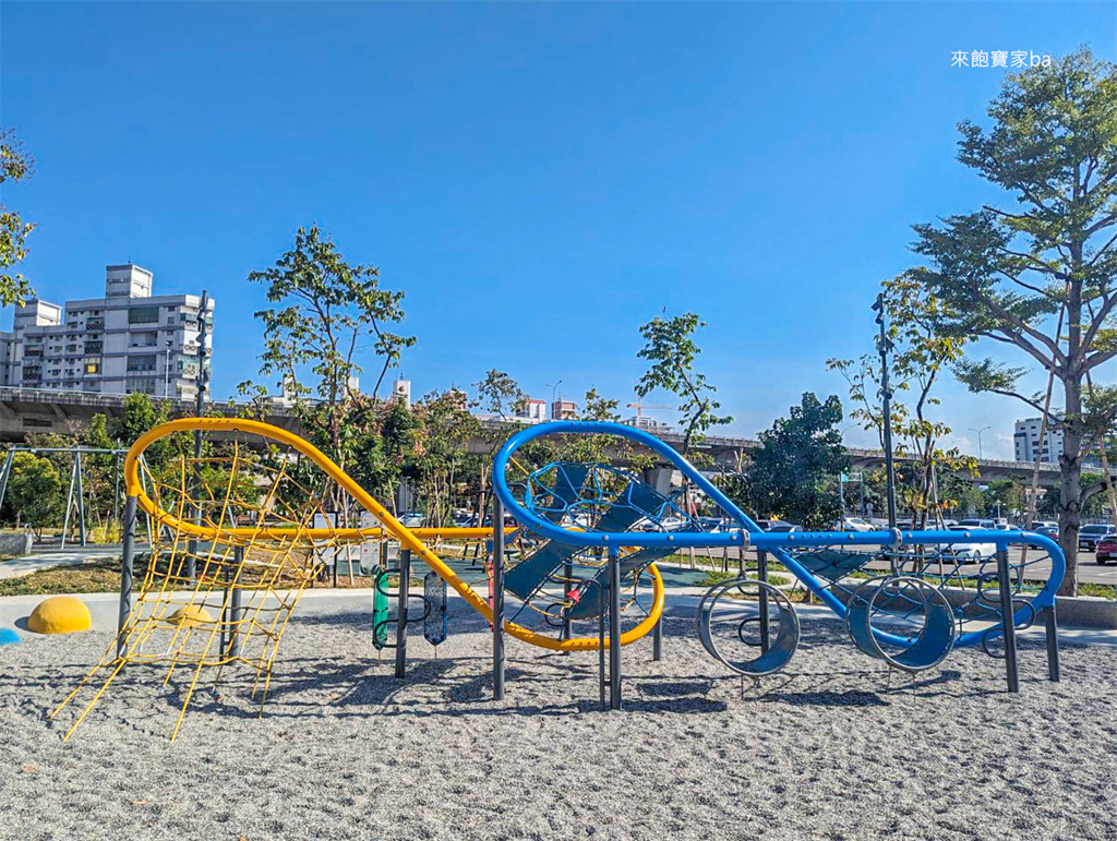 台中東區【十全公園】台中特色公園~雙軌滑索、組合式鞦韆、彈跳床、大型攀爬遊戲設施 @來飽寶家ba