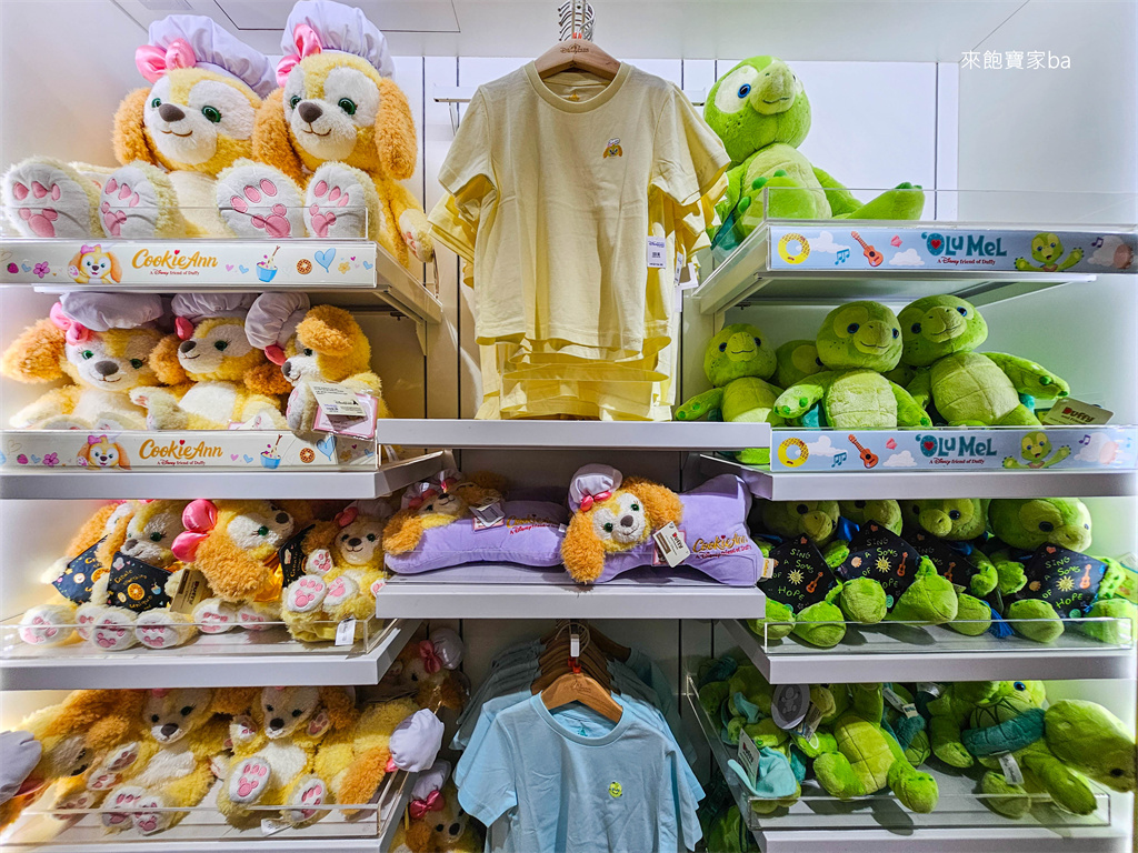 香港機場必逛【Disney Store 迪士尼商店】香港迪士尼樂園奇妙店，免進迪士尼，也能買達菲好朋友！ @來飽寶家ba