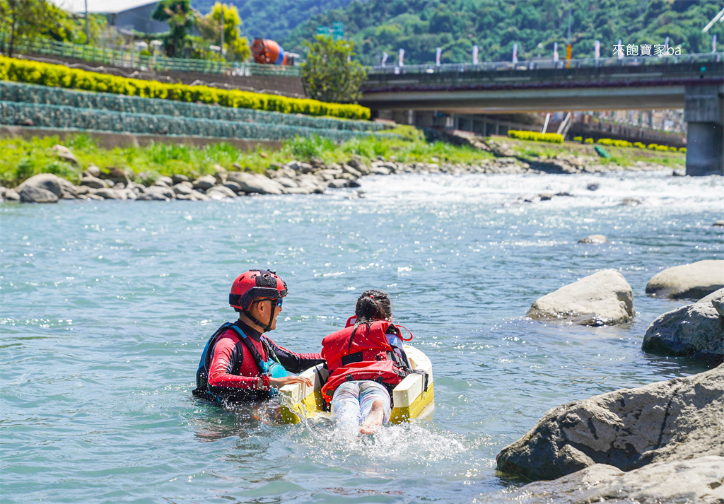 南投水里水漾樂園【水里瘋水祭】玩水節大升級~大水桶戲水區、水上氣墊城堡、SUP立槳，水里溪漂漂河！ @來飽寶家ba