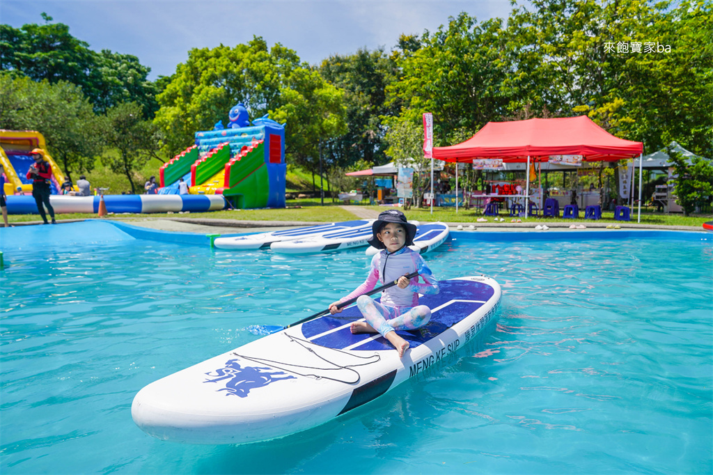南投水里水漾樂園【水里瘋水祭】玩水節大升級~大水桶戲水區、水上氣墊城堡、SUP立槳，水里溪漂漂河！ @來飽寶家ba
