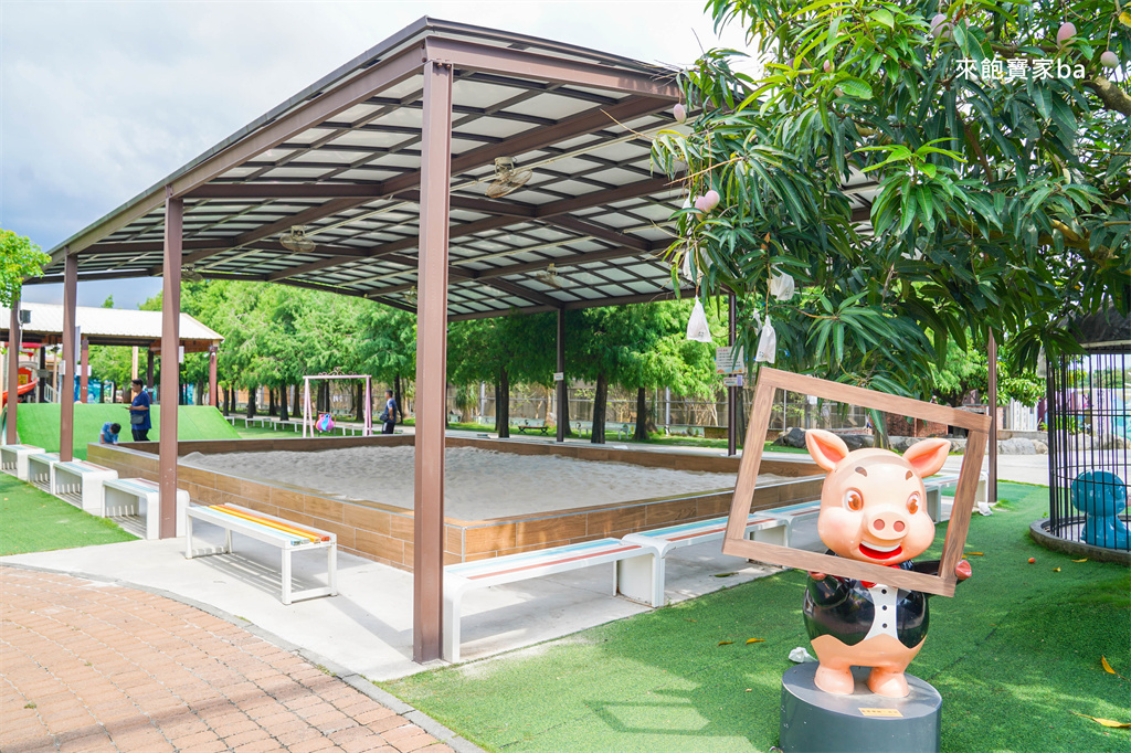 嘉義民雄【三隻小豬觀光農場】超過20種動物及鳥園，還有戲水池跟沙坑，美拍又好玩！（最新票價/表演時刻表） @來飽寶家ba