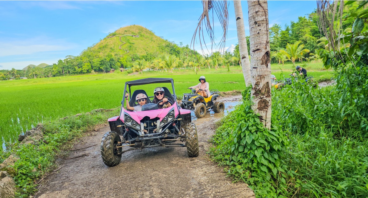 薄荷島景點【巧克力山沙灘越野車ATV】超刺激ATV體驗，穿梭泥路飆速涉水 @來飽寶家ba