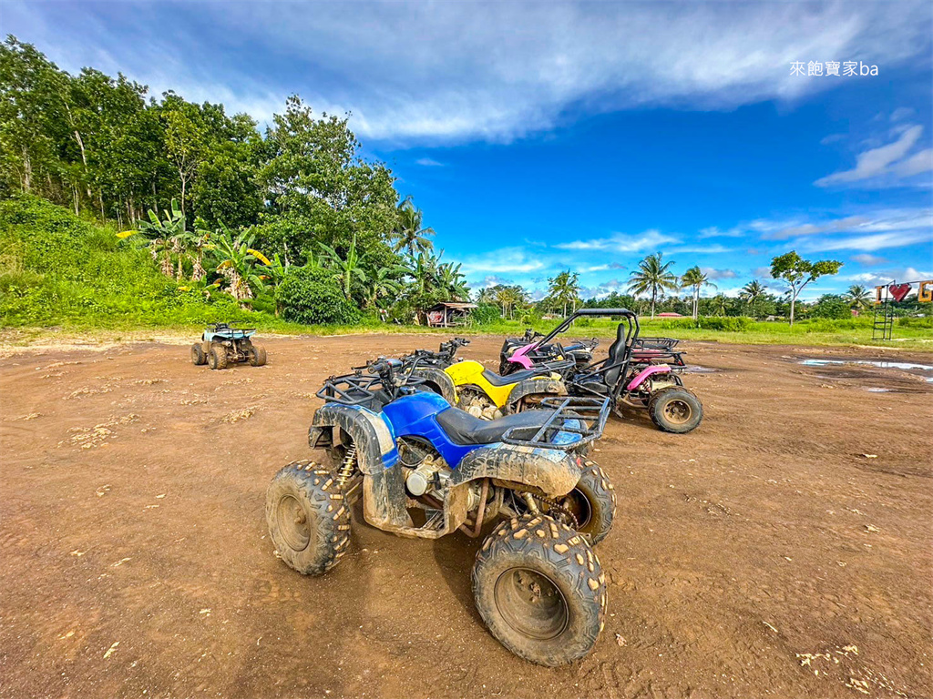 薄荷島景點【巧克力山沙灘越野車ATV】超刺激ATV體驗，穿梭泥路飆速涉水 @來飽寶家ba