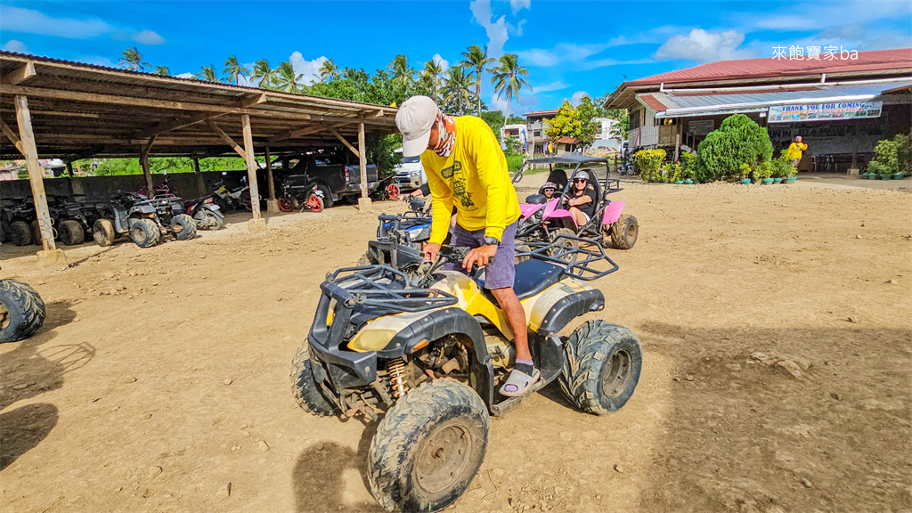 薄荷島景點【巧克力山沙灘越野車ATV】超刺激ATV體驗，穿梭泥路飆速涉水 @來飽寶家ba