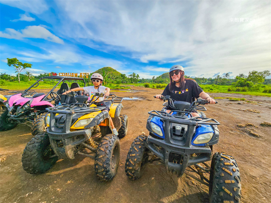 薄荷島景點【巧克力山沙灘越野車ATV】超刺激ATV體驗，穿梭泥路飆速涉水 @來飽寶家ba