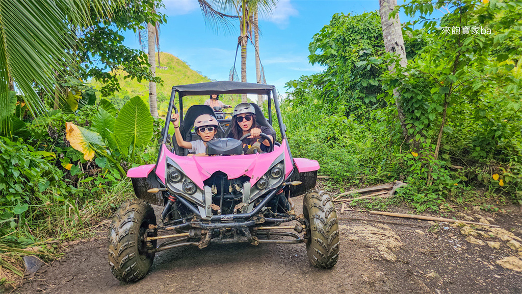 薄荷島景點【巧克力山沙灘越野車ATV】超刺激ATV體驗，穿梭泥路飆速涉水 @來飽寶家ba