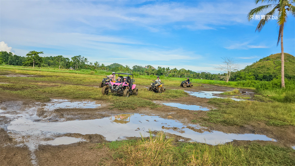 薄荷島景點【巧克力山沙灘越野車ATV】超刺激ATV體驗，穿梭泥路飆速涉水 @來飽寶家ba