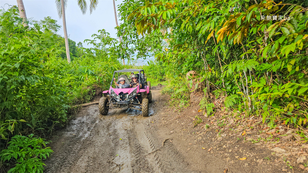 薄荷島景點【巧克力山沙灘越野車ATV】超刺激ATV體驗，穿梭泥路飆速涉水 @來飽寶家ba