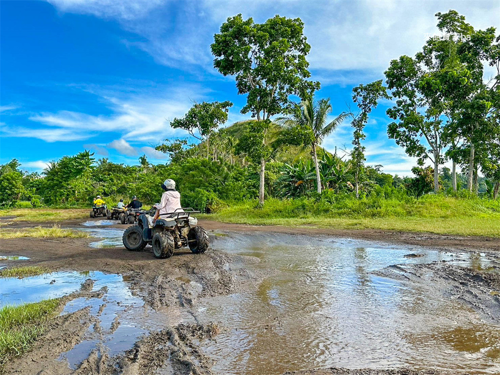 薄荷島景點【巧克力山沙灘越野車ATV】超刺激ATV體驗，穿梭泥路飆速涉水 @來飽寶家ba