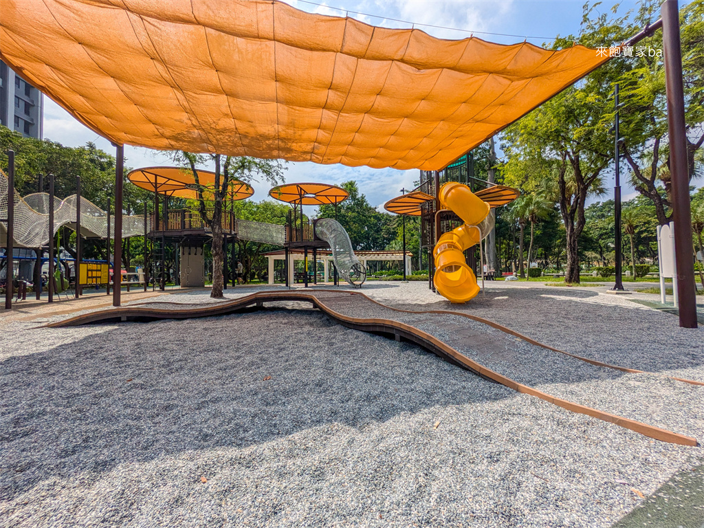 台中親子景點【北屯兒童公園】林間探索遊戲區，攀爬隧道、穿梭波浪棧橋 @來飽寶家ba