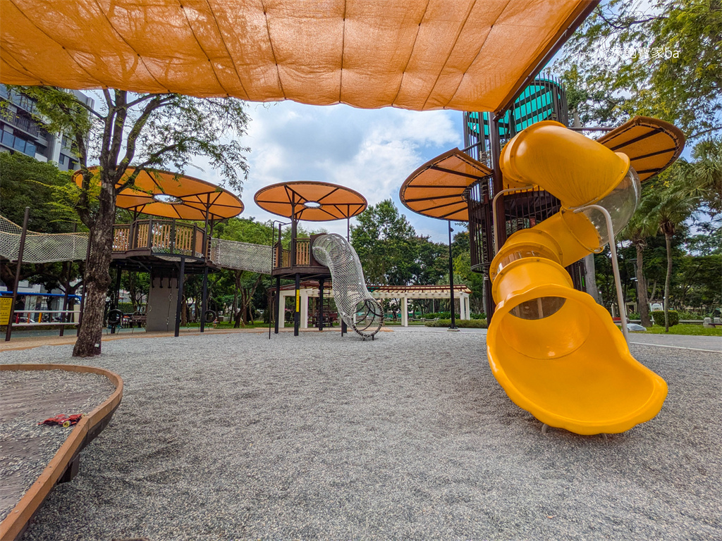 台中親子景點【北屯兒童公園】林間探索遊戲區，攀爬隧道、穿梭波浪棧橋 @來飽寶家ba