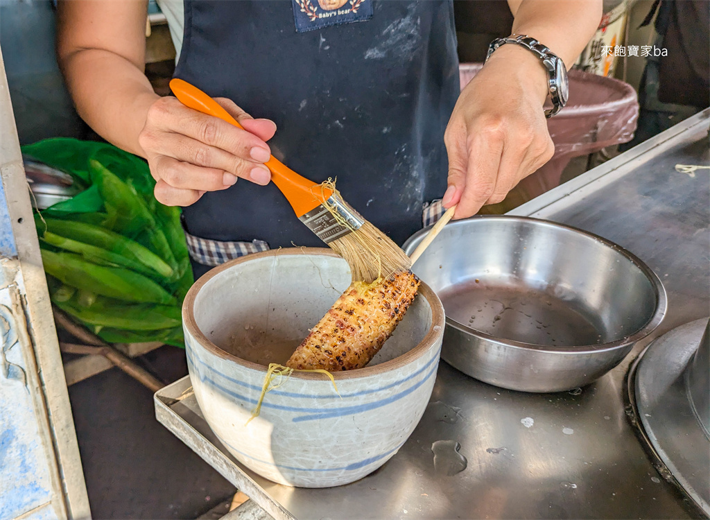 草屯美食【老擔烤玉米烤地瓜】傳統碳火現烤玉米，祖傳60年的醬料超涮嘴！ @來飽寶家ba