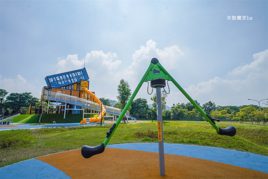 南投親子景點【草屯酷比親子運動公園】以運動遊憩為主題，3層樓貨櫃遊戲塔 @來飽寶家ba