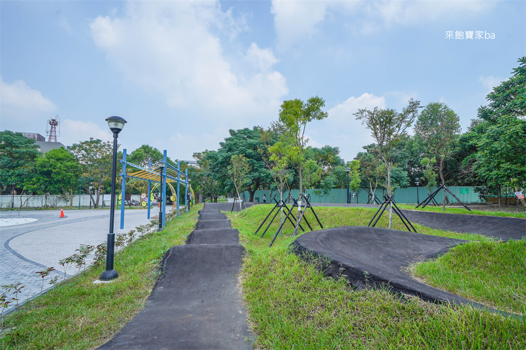 南投親子景點【草屯酷比親子運動公園】以運動遊憩為主題，3層樓貨櫃遊戲塔 @來飽寶家ba