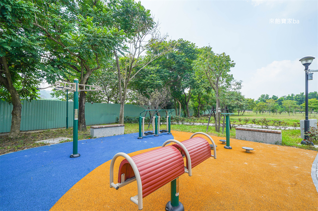 南投親子景點【草屯酷比親子運動公園】以運動遊憩為主題，3層樓貨櫃遊戲塔 @來飽寶家ba