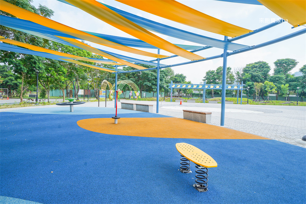 南投親子景點【草屯酷比親子運動公園】以運動遊憩為主題，3層樓貨櫃遊戲塔 @來飽寶家ba