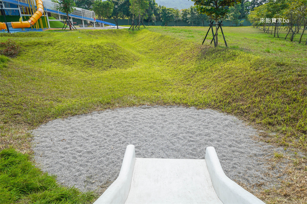 南投親子景點【草屯酷比親子運動公園】以運動遊憩為主題，3層樓貨櫃遊戲塔 @來飽寶家ba