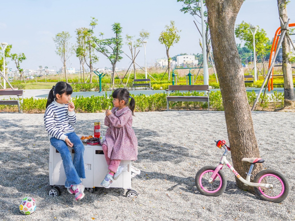 高雄親子景點｜95公頃【楠梓都會公園】最新鳥主題遊戲場~同場加映 爸媽解放雙手，出遊橫著走！一台多用「日韓人気可擴充購物車」 @來飽寶家ba