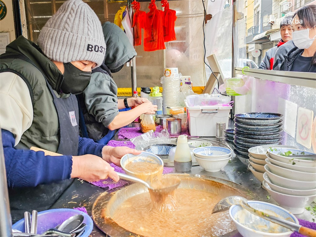 鹿港美食【蚯蚓龍山麵線糊】鹿港第一市場人氣排隊小吃，只賣麵線糊！ @來飽寶家ba