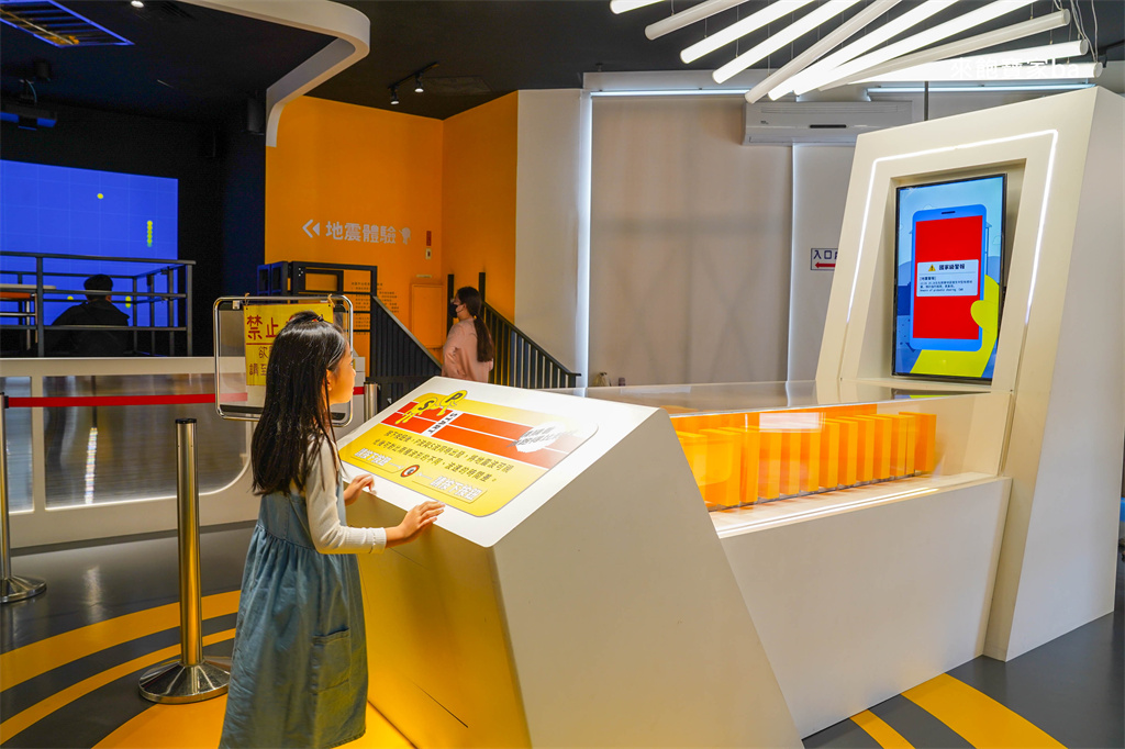 恆春景點【台電南部展示館】免門票！暢玩兩層樓溜滑梯、4D劇場、地震體驗屋，墾丁親子必訪 @來飽寶家ba