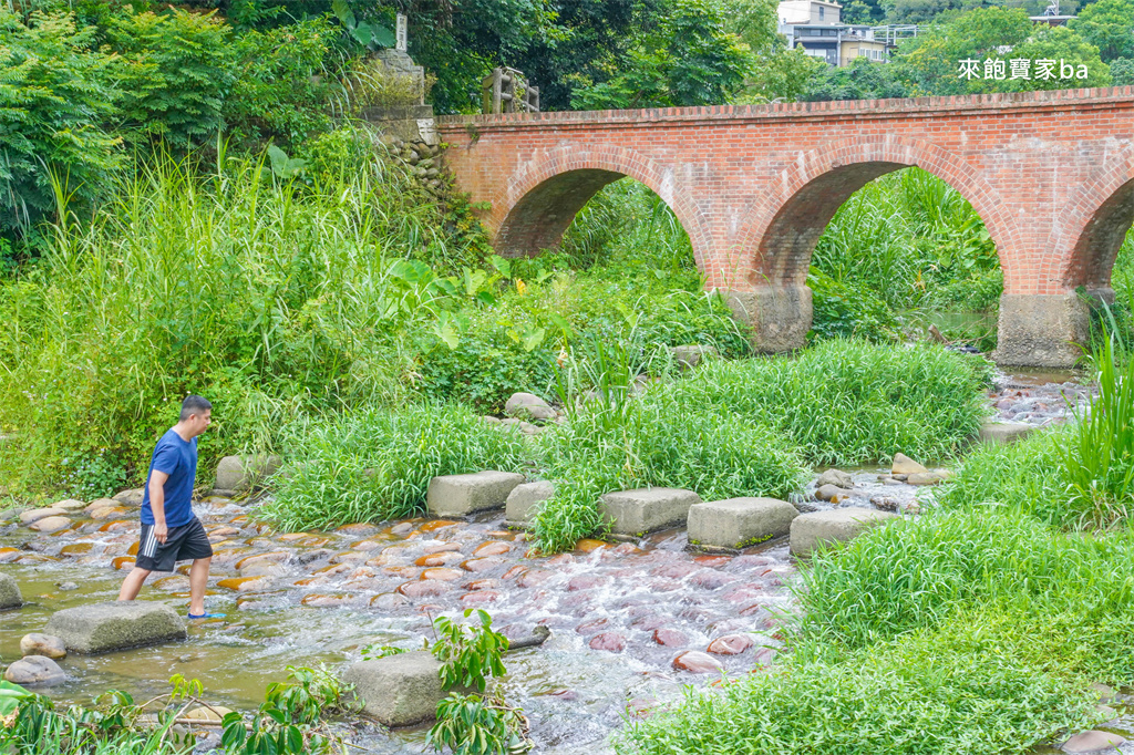 桃園玩水景點【大平紅橋】龍潭野溪戲水景點，曾獲選為台灣歷史建築百景 @來飽寶家ba