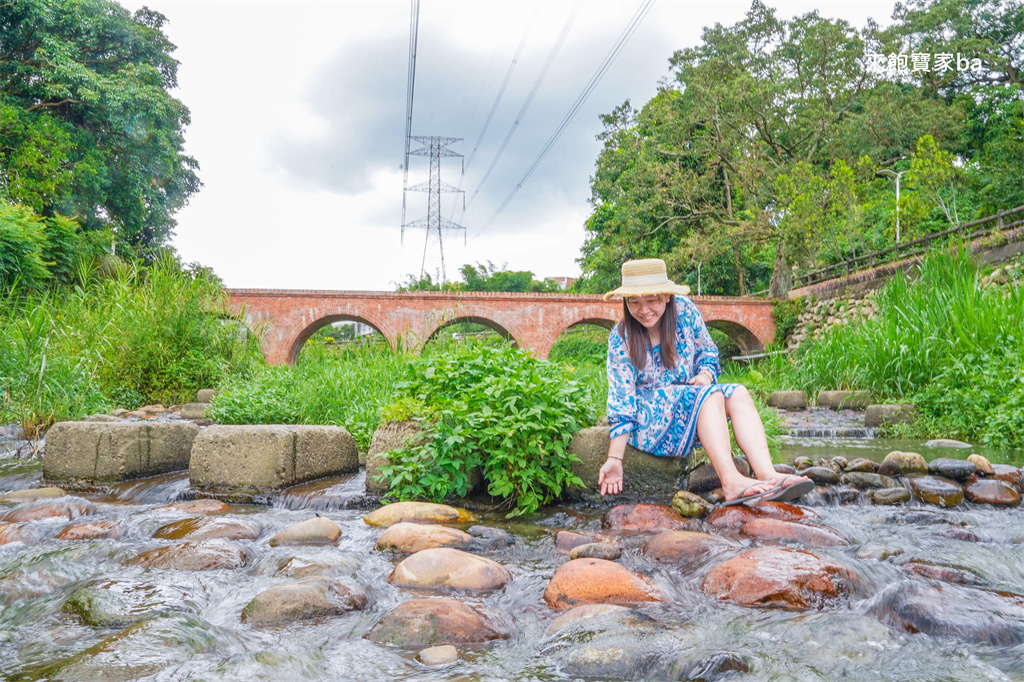桃園玩水景點【大平紅橋】龍潭野溪戲水景點，曾獲選為台灣歷史建築百景 @來飽寶家ba