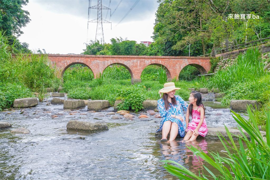桃園玩水景點【大平紅橋】龍潭野溪戲水景點，曾獲選為台灣歷史建築百景 @來飽寶家ba