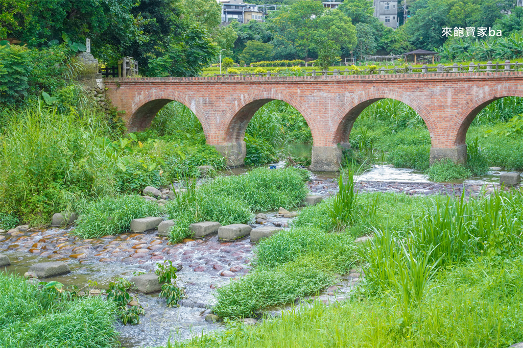 桃園玩水景點【大平紅橋】龍潭野溪戲水景點，曾獲選為台灣歷史建築百景 @來飽寶家ba