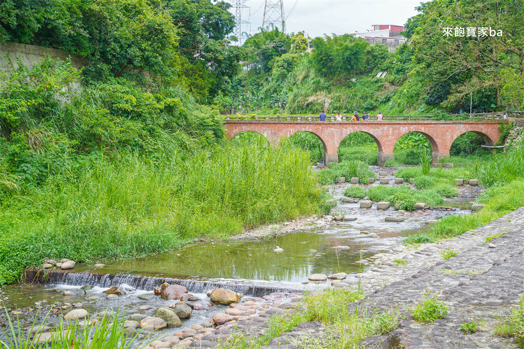 桃園玩水景點【大平紅橋】龍潭野溪戲水景點，曾獲選為台灣歷史建築百景 @來飽寶家ba