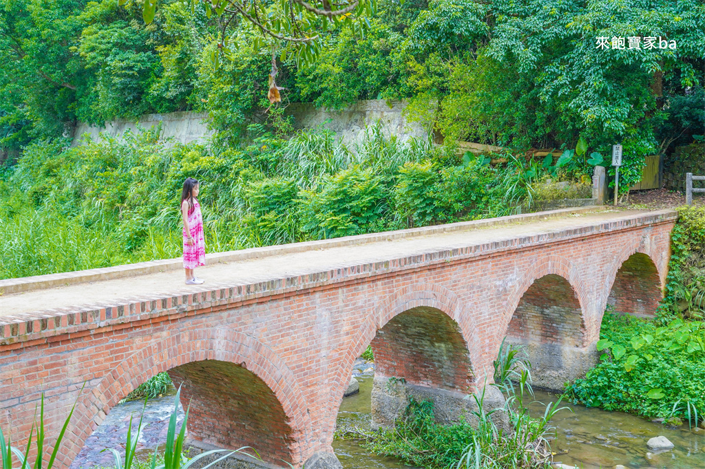 桃園玩水景點【大平紅橋】龍潭野溪戲水景點，曾獲選為台灣歷史建築百景 @來飽寶家ba