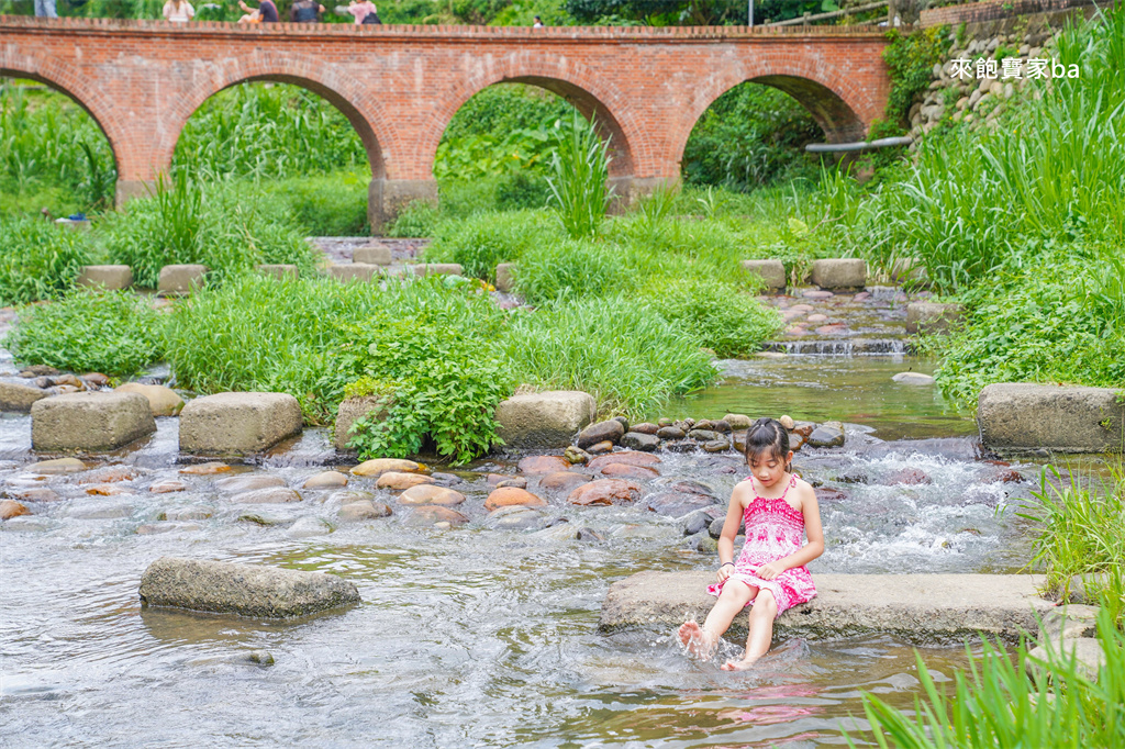 桃園玩水景點【大平紅橋】龍潭野溪戲水景點，曾獲選為台灣歷史建築百景 @來飽寶家ba