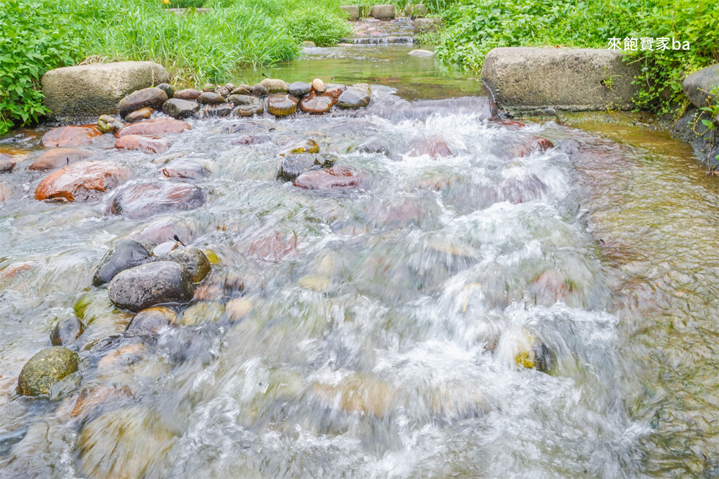 桃園玩水景點【大平紅橋】龍潭野溪戲水景點，曾獲選為台灣歷史建築百景 @來飽寶家ba