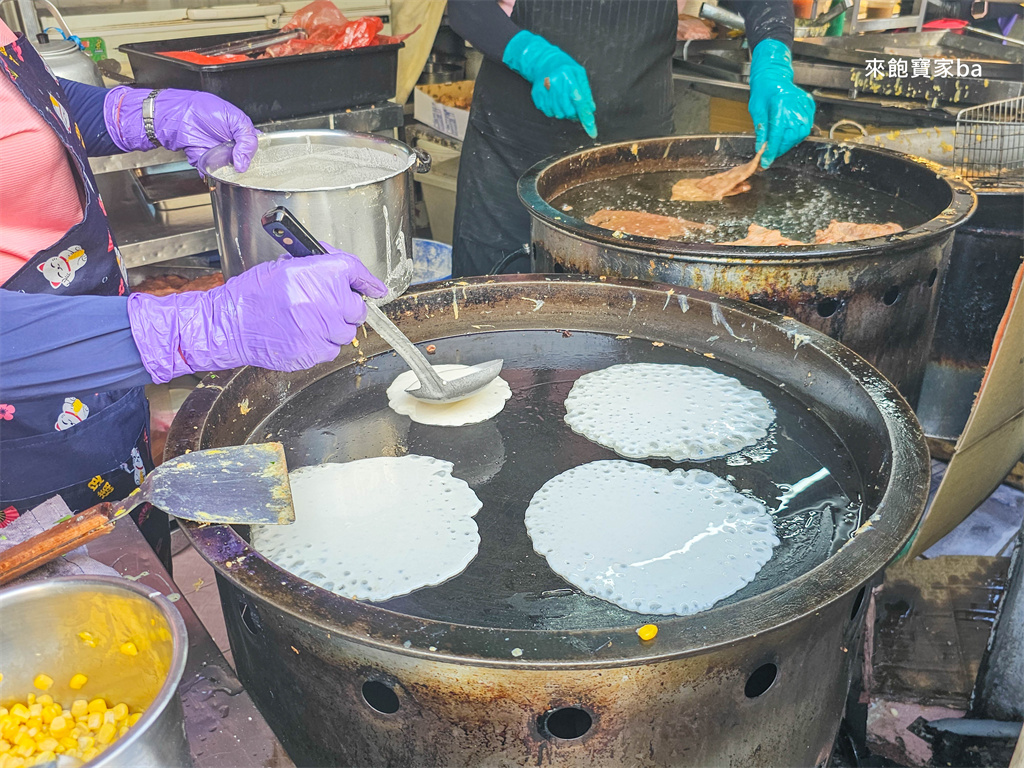 小琉球美食【洪媽媽早餐店】小琉球早餐扛霸子，必吃粉漿蛋餅、琉球粿、賓士包 @來飽寶家ba