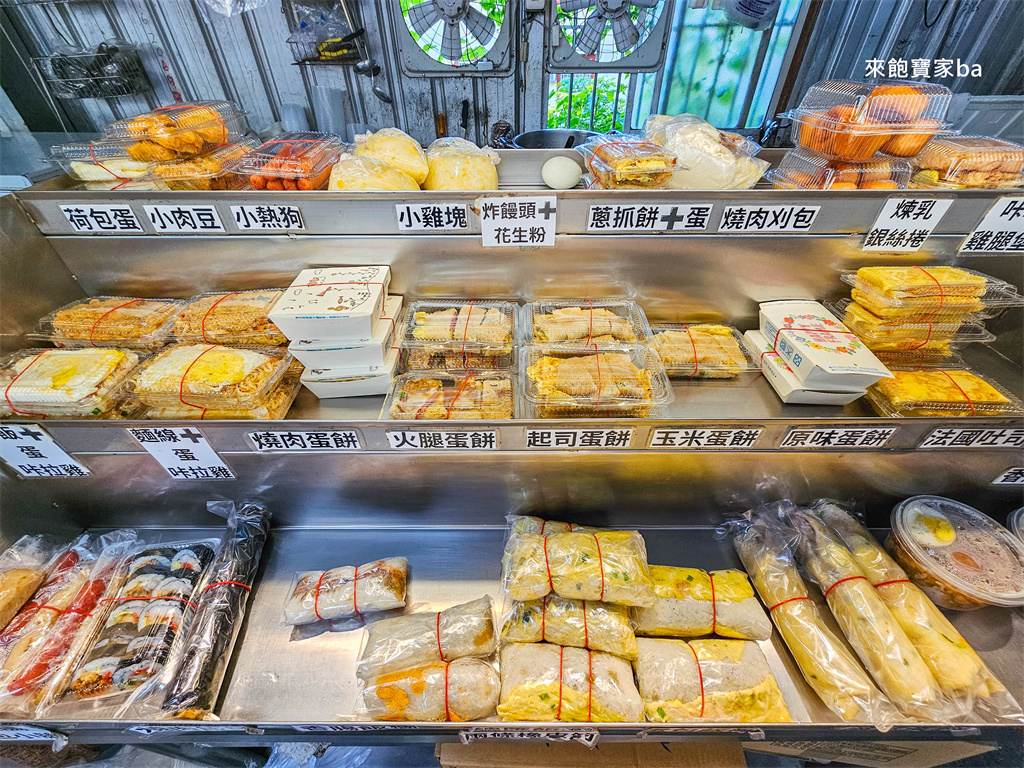 小琉球美食【洪媽媽早餐店】小琉球早餐扛霸子，必吃粉漿蛋餅、琉球粿、賓士包 @來飽寶家ba