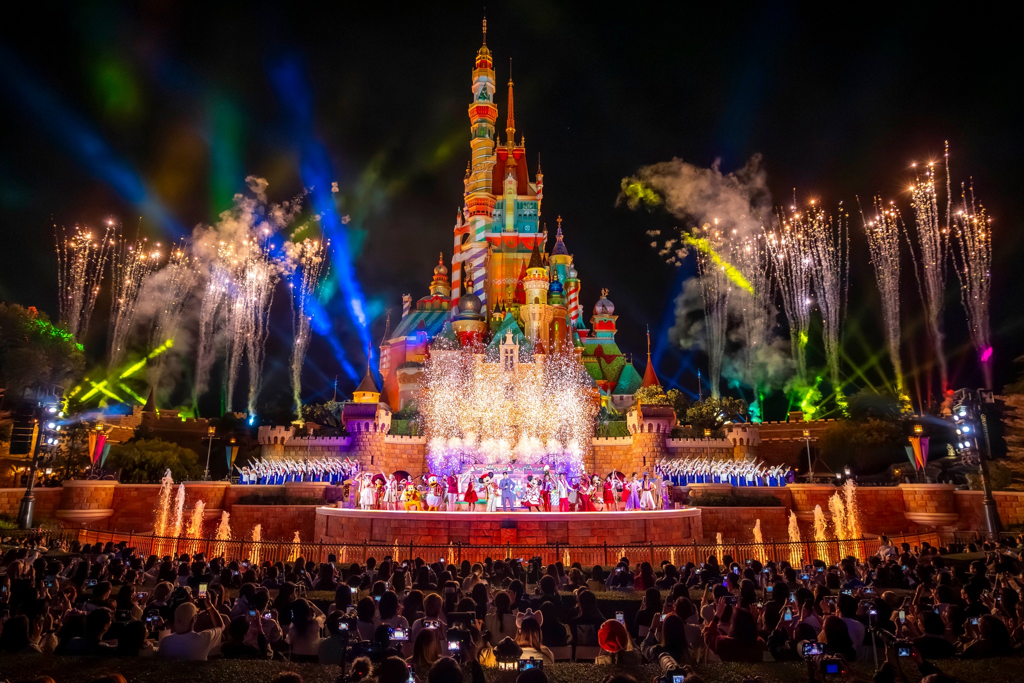 【2025香港迪士尼樂園】Hong Kong Disneyland門票、交通、20周年聖誕派對、必拍角度、必玩設施攻略！ @來飽寶家ba
