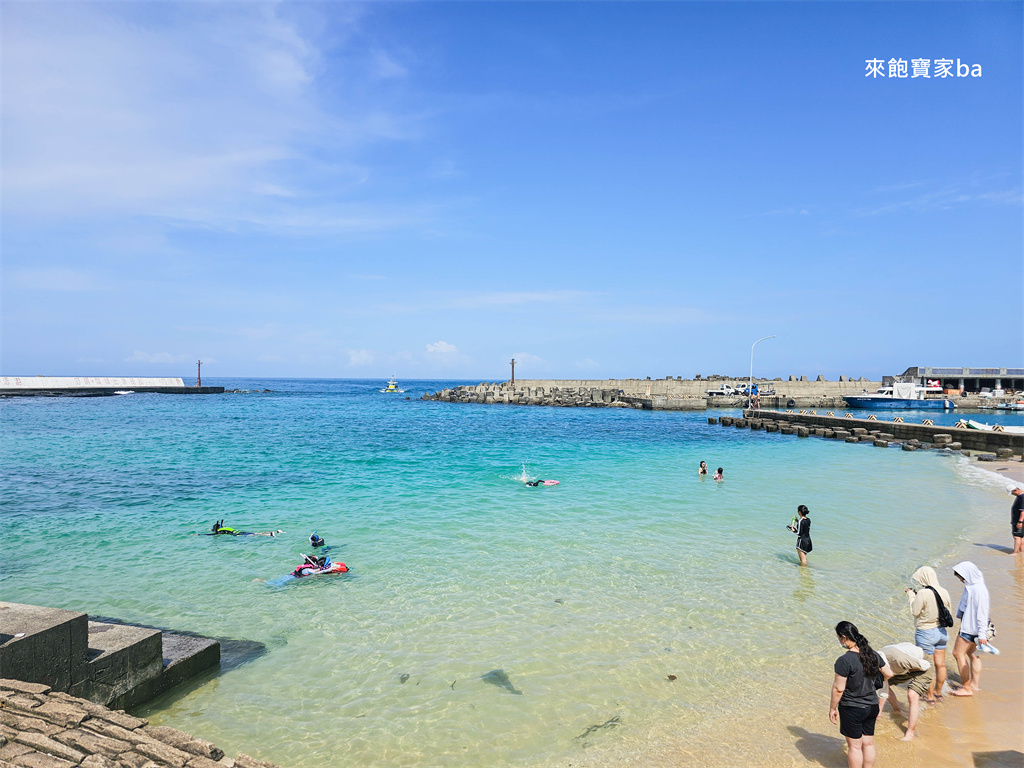 小琉球戲水景點【杉福漁港沙灘】熱門看海龜、新手友善浮潛聖地 @來飽寶家ba