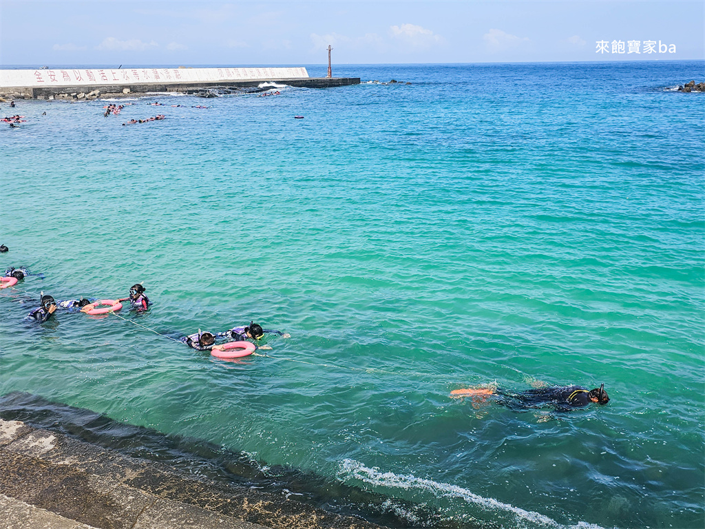 小琉球戲水景點【杉福漁港沙灘】熱門看海龜、新手友善浮潛聖地 @來飽寶家ba