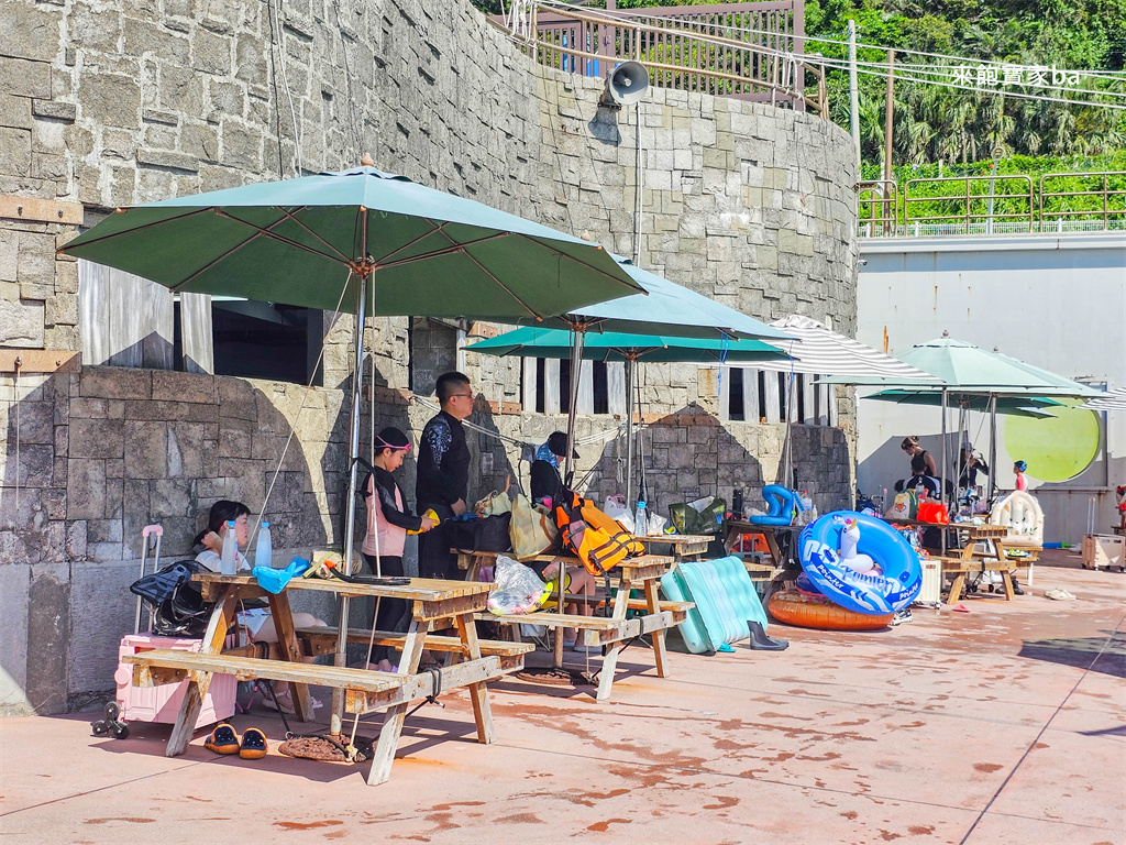 新北貢寮【龍洞灣海洋公園】天然海泳池浮潛，東北角戲水景點推薦（門票、設施租借費用） @來飽寶家ba