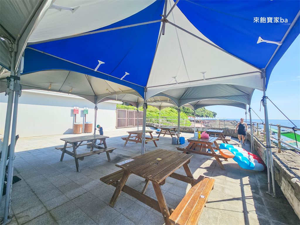 新北貢寮【龍洞灣海洋公園】天然海泳池浮潛，東北角戲水景點推薦（門票、設施租借費用） @來飽寶家ba