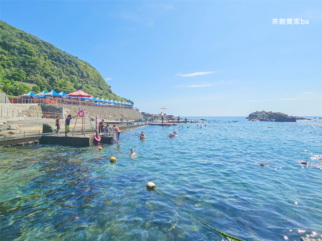 新北貢寮【龍洞灣海洋公園】天然海泳池浮潛，東北角戲水景點推薦（門票、設施租借費用） @來飽寶家ba