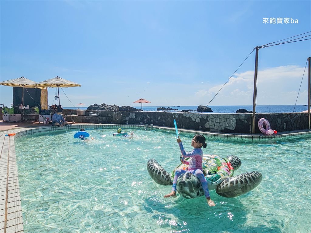 新北貢寮【龍洞灣海洋公園】天然海泳池浮潛，東北角戲水景點推薦（門票、設施租借費用） @來飽寶家ba